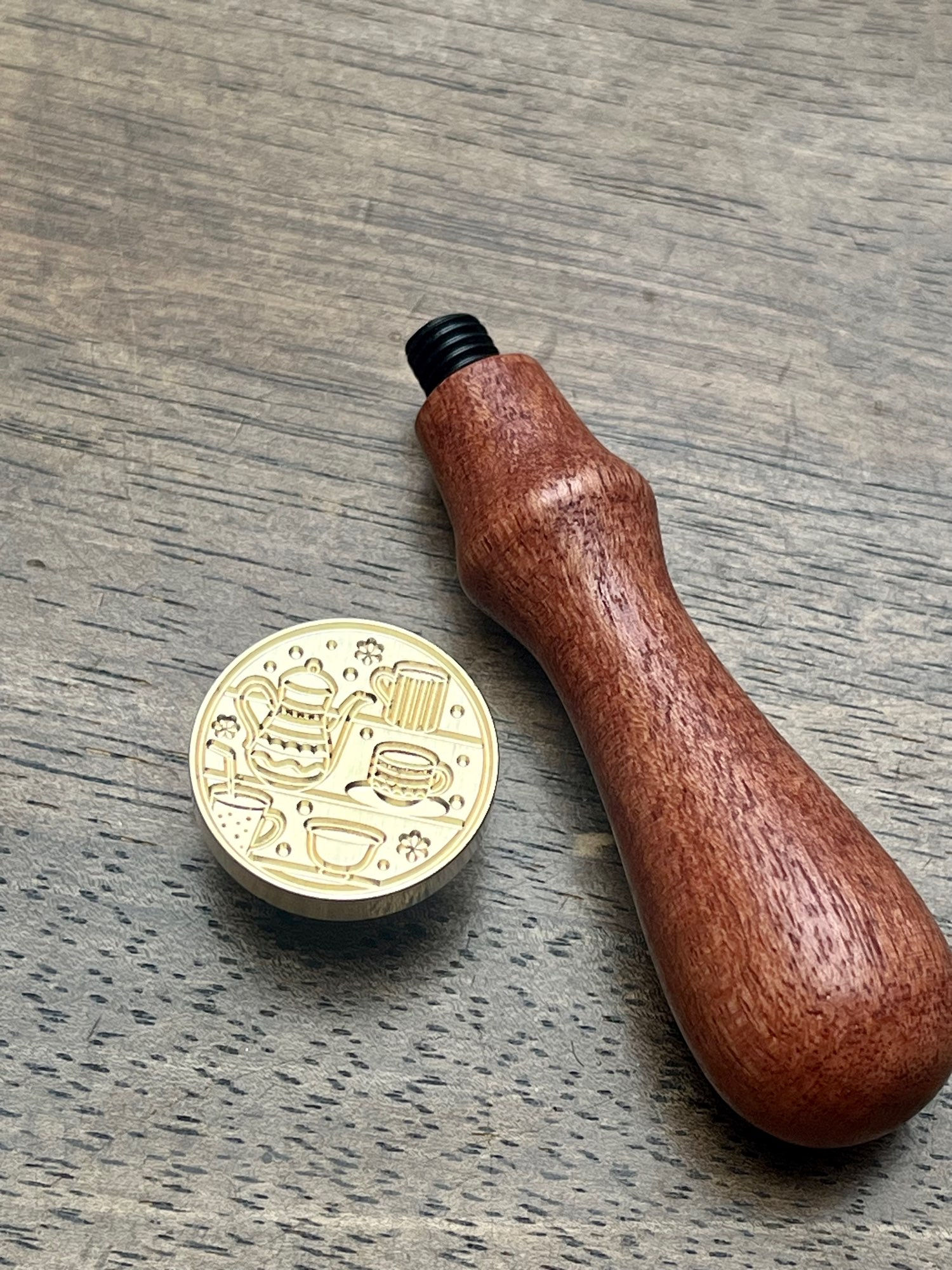 Siegelstempel Teekanne und Tassen 