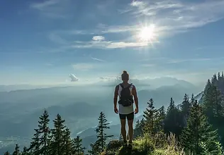 femme au sommet d'une montagne admirant la vue