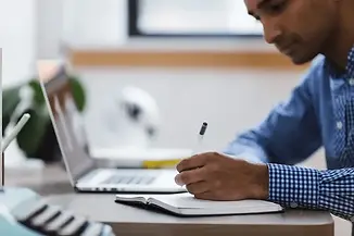 homme en train de suivre une formation en ligne
