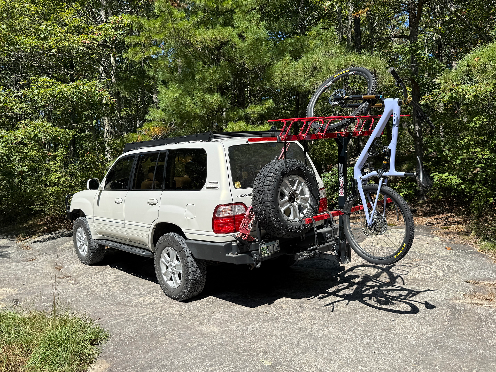 LX470 with VelociRAX hauling Specialized Epic Evo