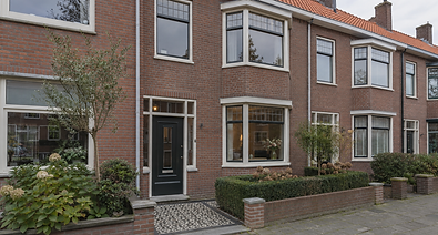Bakstenen jaren-30 tussenwoning met erker.png
