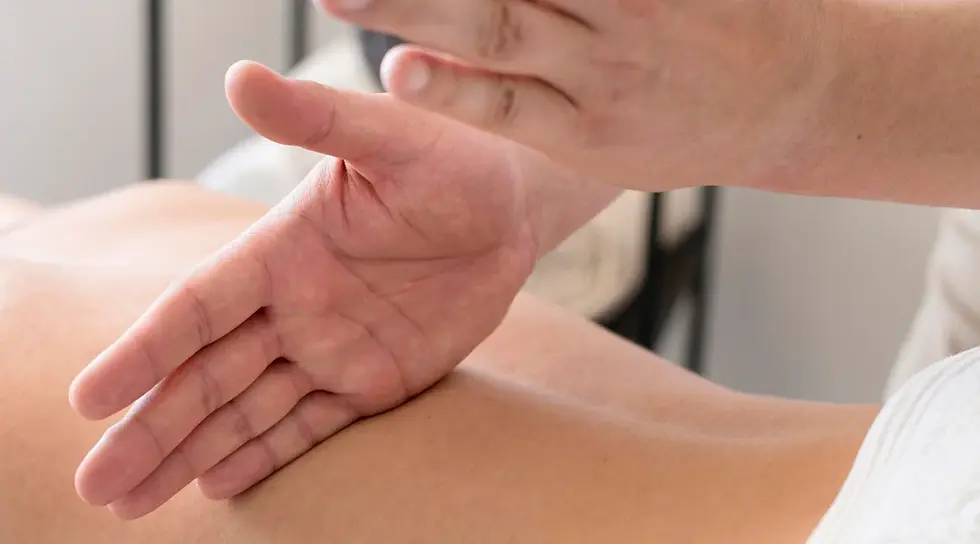 Une personne reçoit un massage relaxant sur le dos, illustrant les bienfaits de la massothérapie.