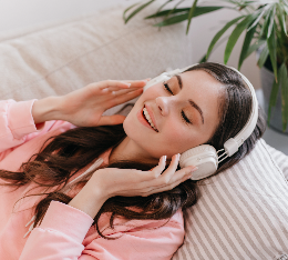 femme écoute musique canapé