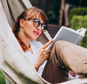 femme-lecture-détente-jardin