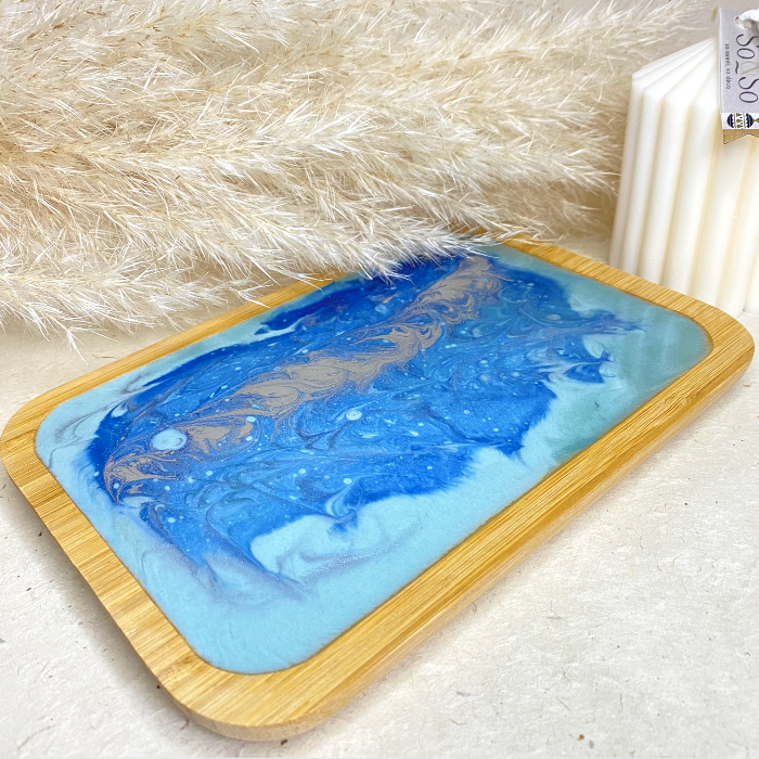 deco-bois-design-tendance-plateau-bambou-epoxy-bleu-So&So