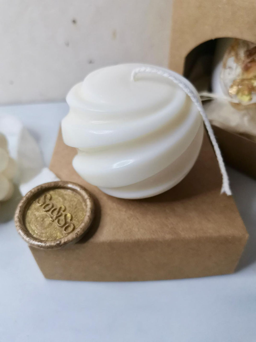 Miniature : Bougie déco sculptée boule ligne - So&So