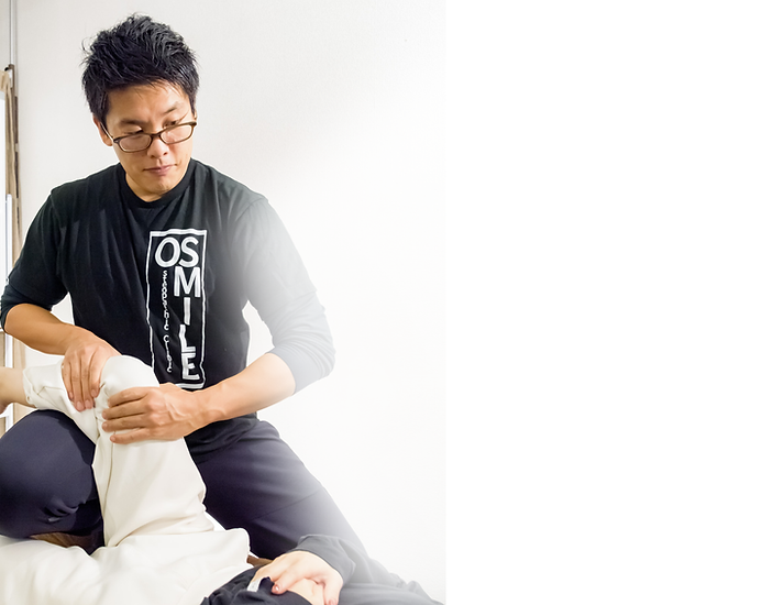 松戸市の整体・コンディショニング「オースマイル」国家資格保持者による動作分析の様子