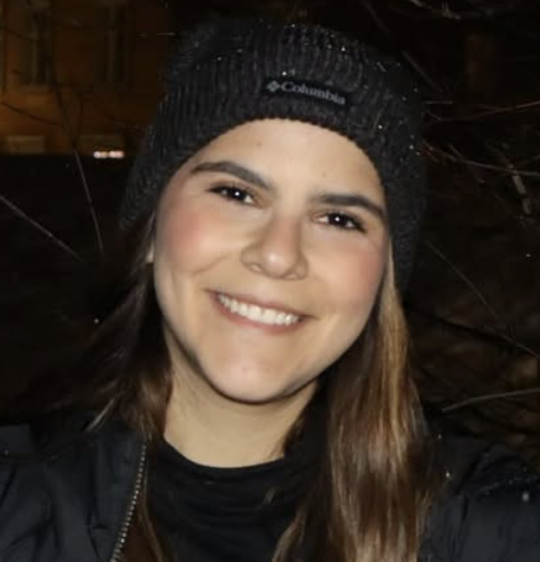 Happy customer giving a testimonial about a gift for her mother Noga Curves shapewear expe