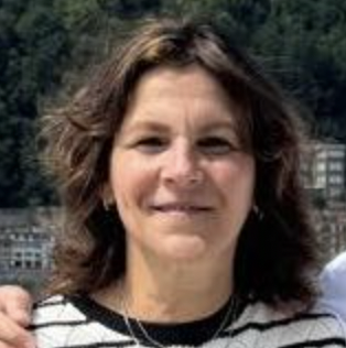 Happy women giving a testimony about her new faja Noga curves