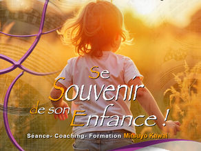 Enfant marchant dans un champ au coucher du soleil, symbole du souvenir d'enfance