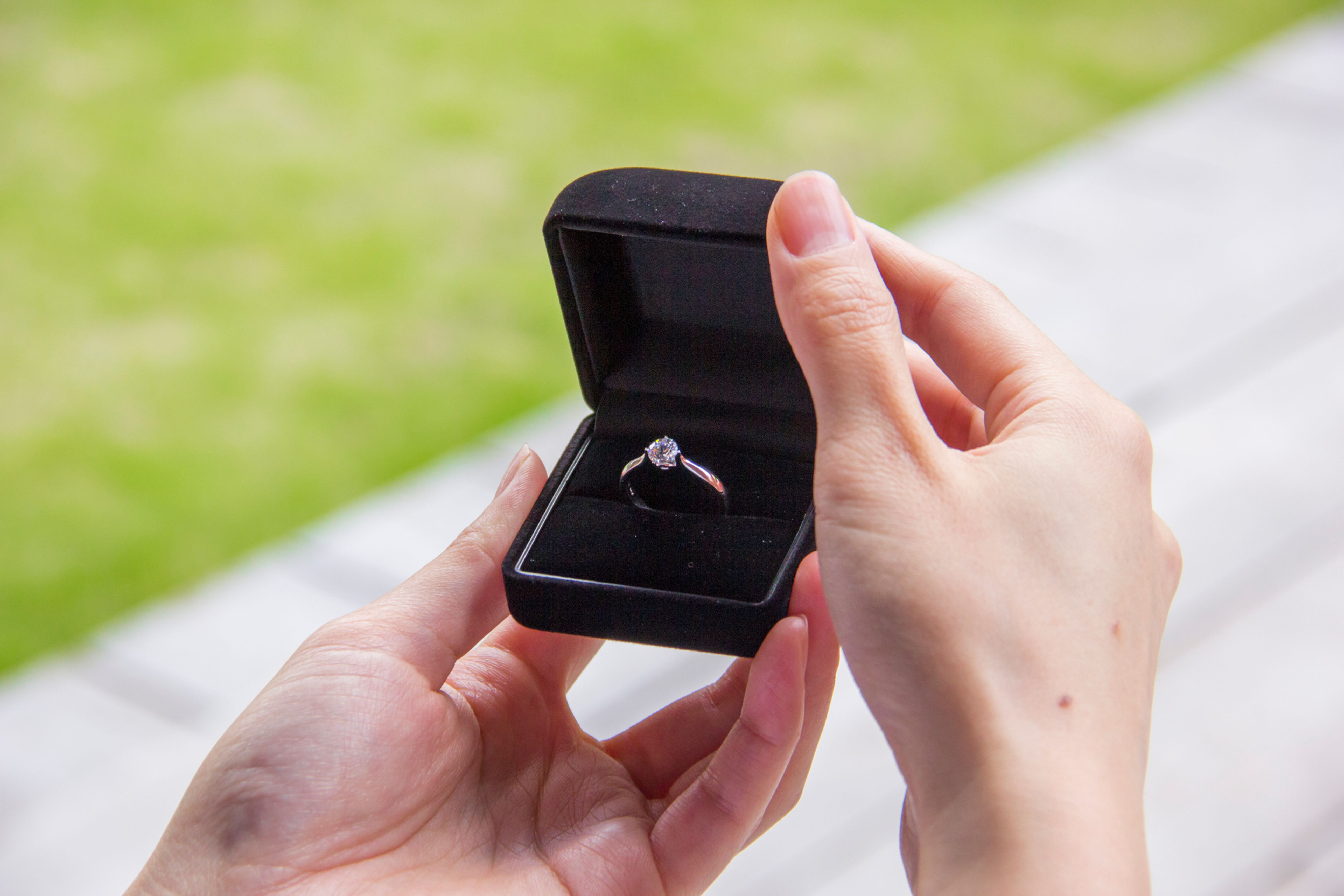 「婚約指輪はいらない」と言われたら...本当に贈らなくてもいいの?