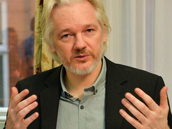 La policía sueca desestima la demanda de Assange contra el Nobel de Machado