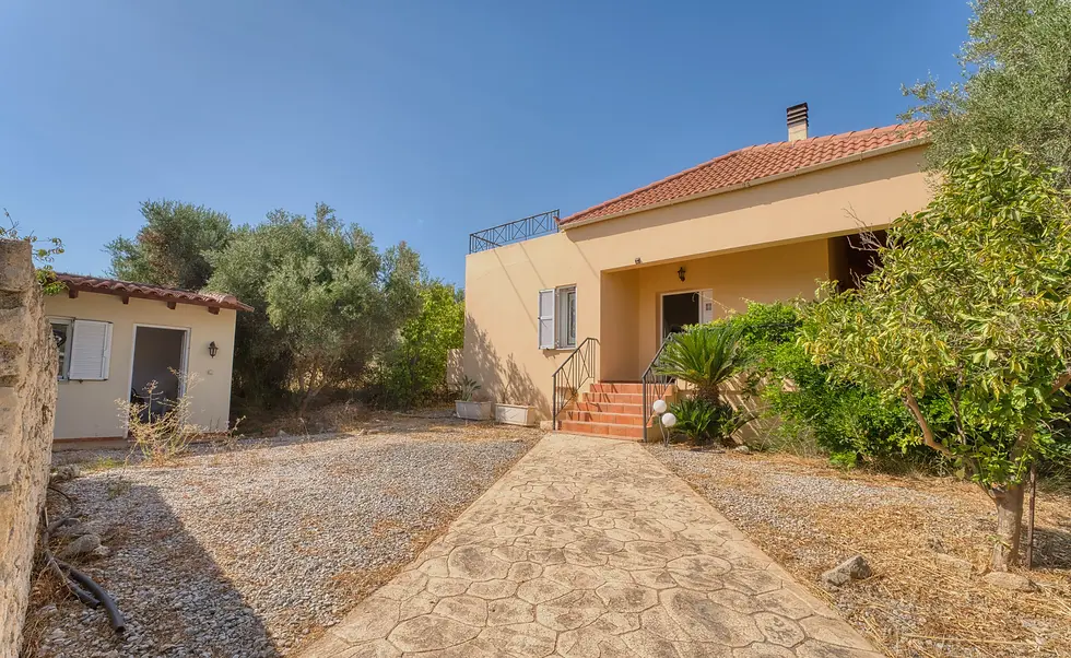 Detached House with Guest House - image 4