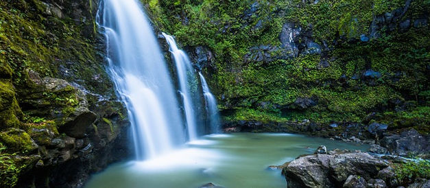 Hombre cae por una cascada mientras le propone matrimonio a su novia (+video viral)