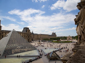Varios encapuchados se llevan las joyas de Napoleón en el Louvre