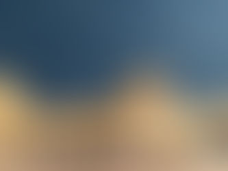 Een sfeervolle houten speelgoedvliegtuig als decoratie in een babykamer met een avontuurlijk reisthema.