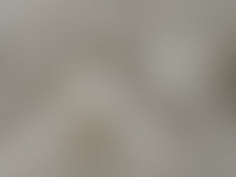 Drie kleuren garen, diverse vilten lapjes en houten kralen