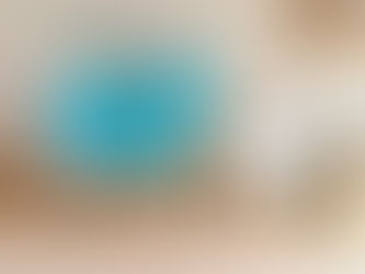 Kinderkamerplank met prentenboek 'Het grote dierenverhalenboek' en natuurlijke babyverzorgingsproducten van Naïf en Neutral – eco-vriendelijke verzorging voor baby's.