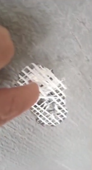 Láminas que se desmoronan al atornillar o instalar