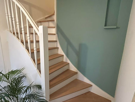 Traprenovatie: van versleten verf naar pure eiken klasse