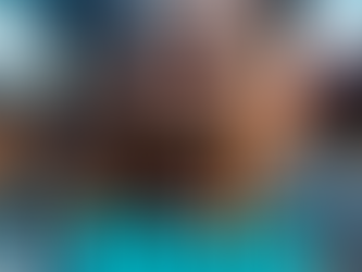 泣いている人物