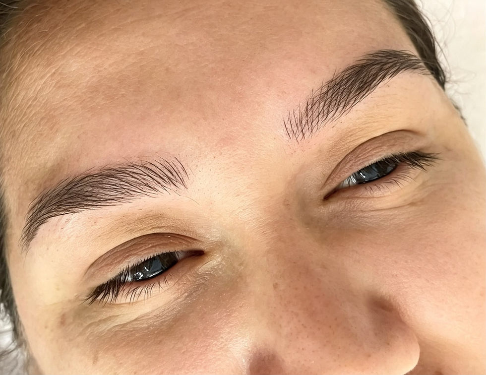 Detalle de cejas y su diseño en primer plano
