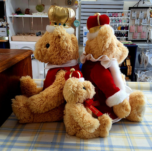 Harrods King, Queen and Child Bear
