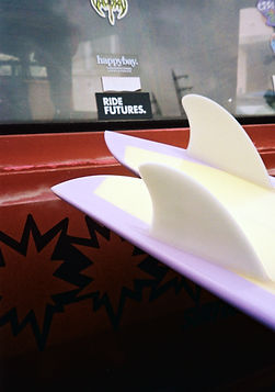 Dettaglio pinne twin fin su tavola da surf CJ Surfboards