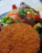 Camembert frito con arándanos rojos y ensalada