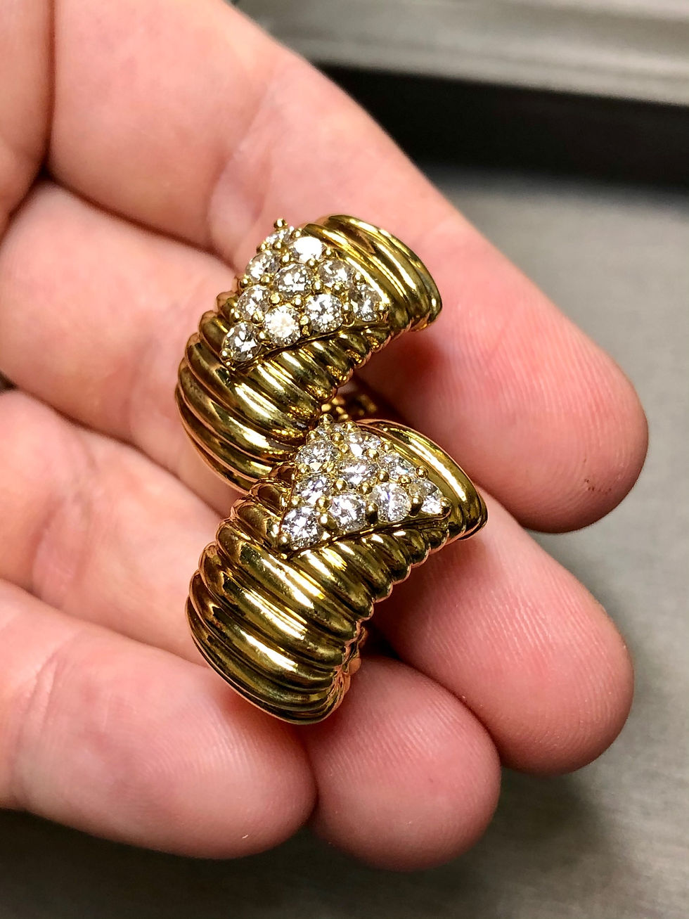 Thumbnail: JOSE HESS Scalloped Wide Diamond Huggie Shrimp Earrings Omega Backs 2.40ct G Vs