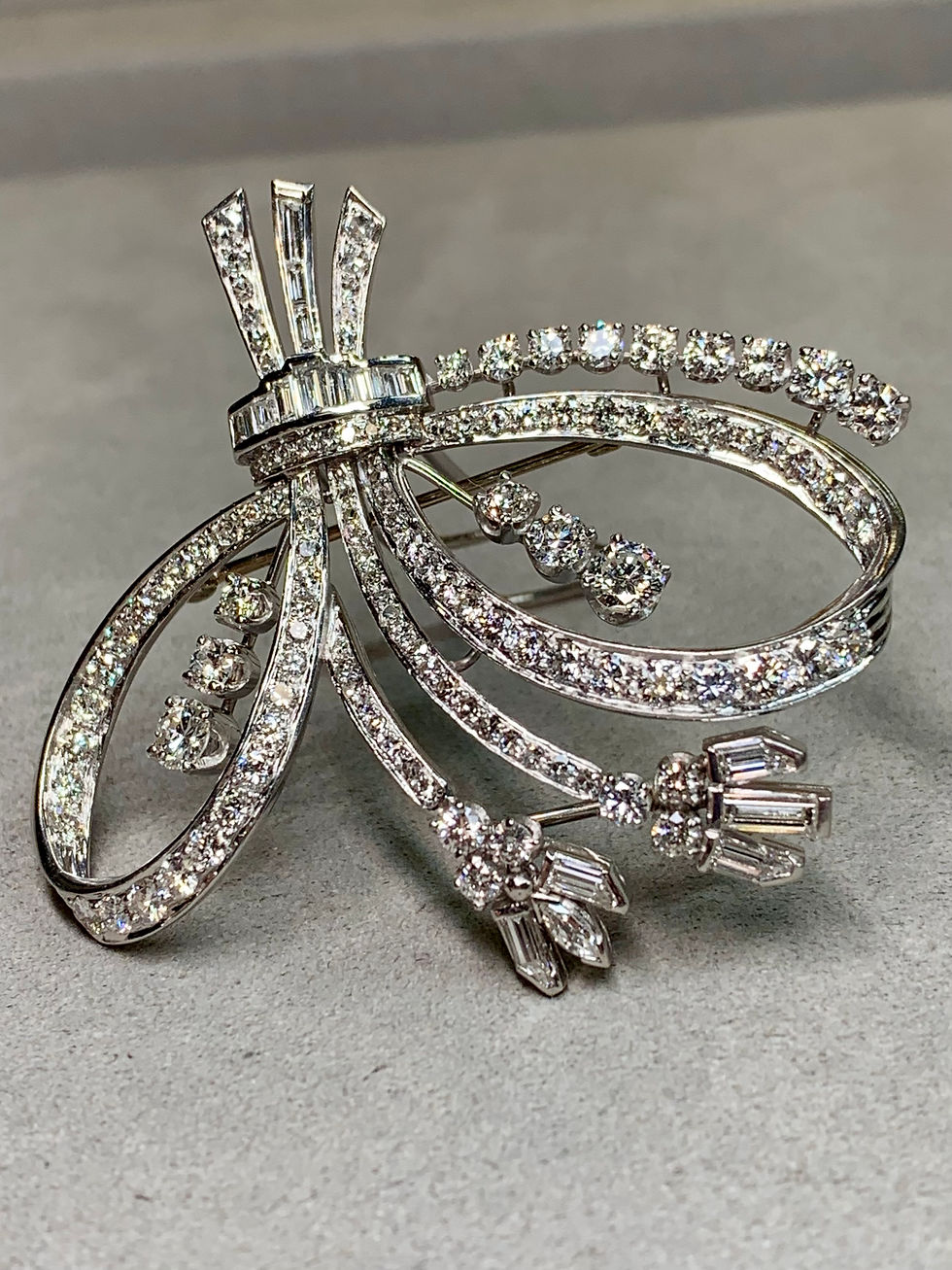 Thumbnail: Vintage 1950’s Platinum Asymmetrical Ribbon Spray Bullet Diamond Brooch Clip 7ct