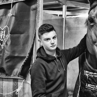 LoveHorses è orgogliosa di presentare Domenico Carlino, mentre accarezza dolcemente il suo cavallo in scuderia. Dalla foto sembra che Domenico abbia un forte legame emotivo con il suo amato animale e si può percepire l'affetto e la complicità tra il cavaliere e il suo fedele compagno. Grazie a LoveHorses, Domenico e il suo cavallo possono godere di momenti di felicità e condivisione che solo la passione per i cavalli può offrire.