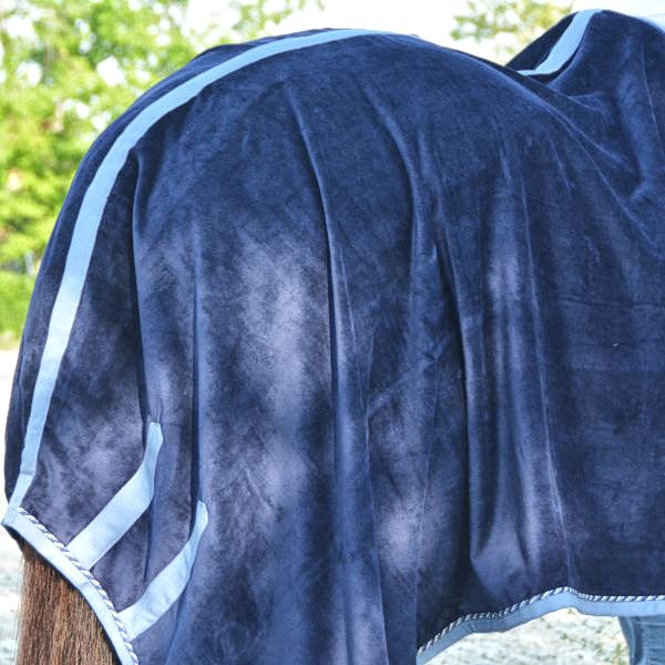 Coperta da passeggio in spugna cimata, assorbe il sudore del cavallo dopo l’allenamento con eleganza e comfort