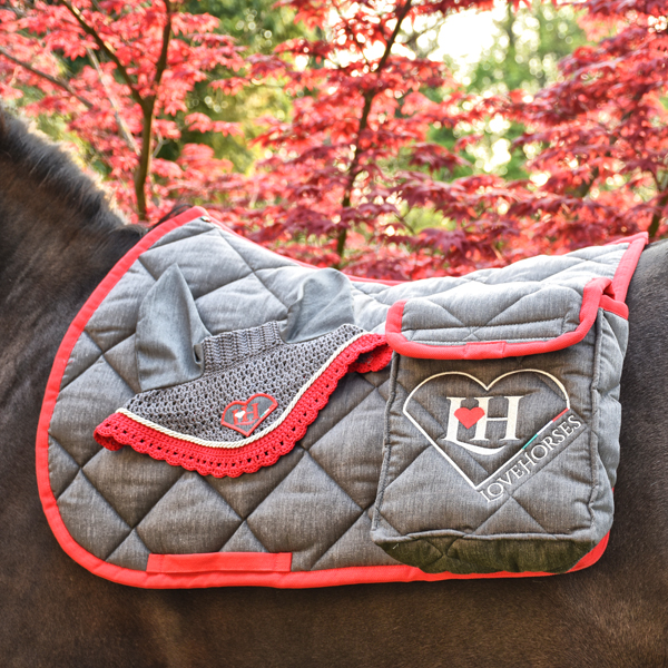 Sottosella LoveHoses Trekking adatto per sella inglese con comode tasche laterali porta oggetti colore grigio con cuffietta