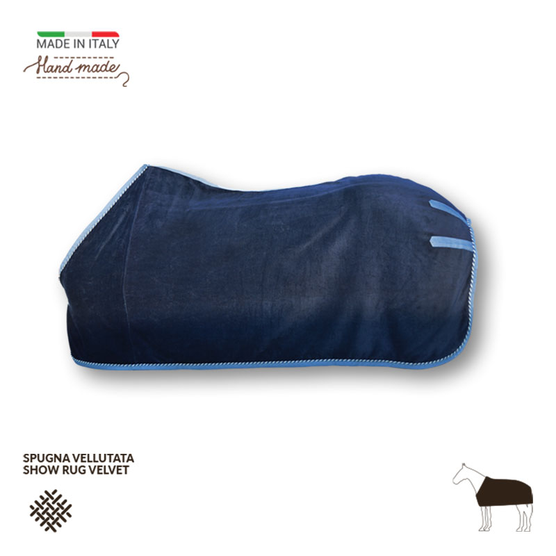 Coperta da passeggio in spugna cimata, assorbe il sudore del cavallo dopo l’allenamento con eleganza e comfort