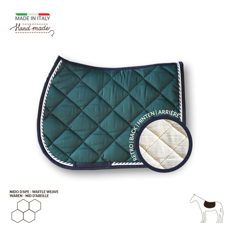 Sottosella trapuntato a rombi LoveHorses fotografato su sfondo neutro colore verde