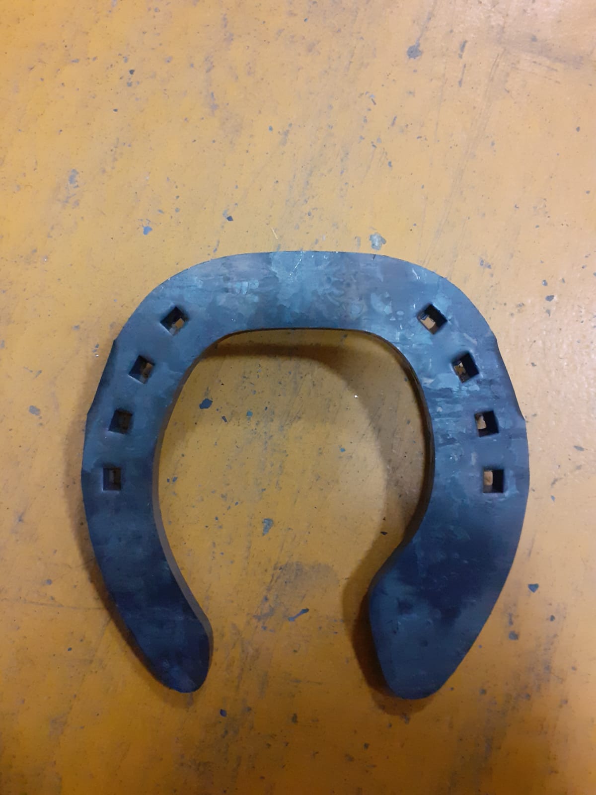 Hufbearbeitung und Pflege der Pferdehufe vor dem Anbringen der Hufeisen