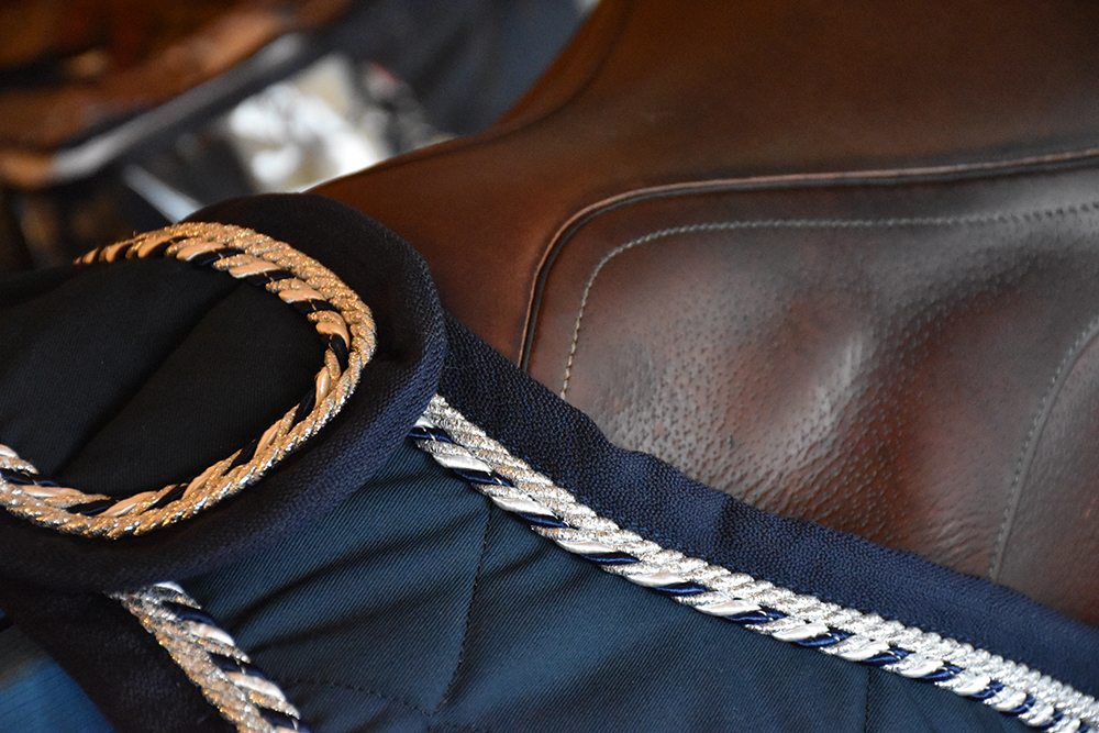 Couverture rénale « Bio-Back » de LoveHorses utilisée à la fin du travail pour la protection et la récupération musculaire du cheval