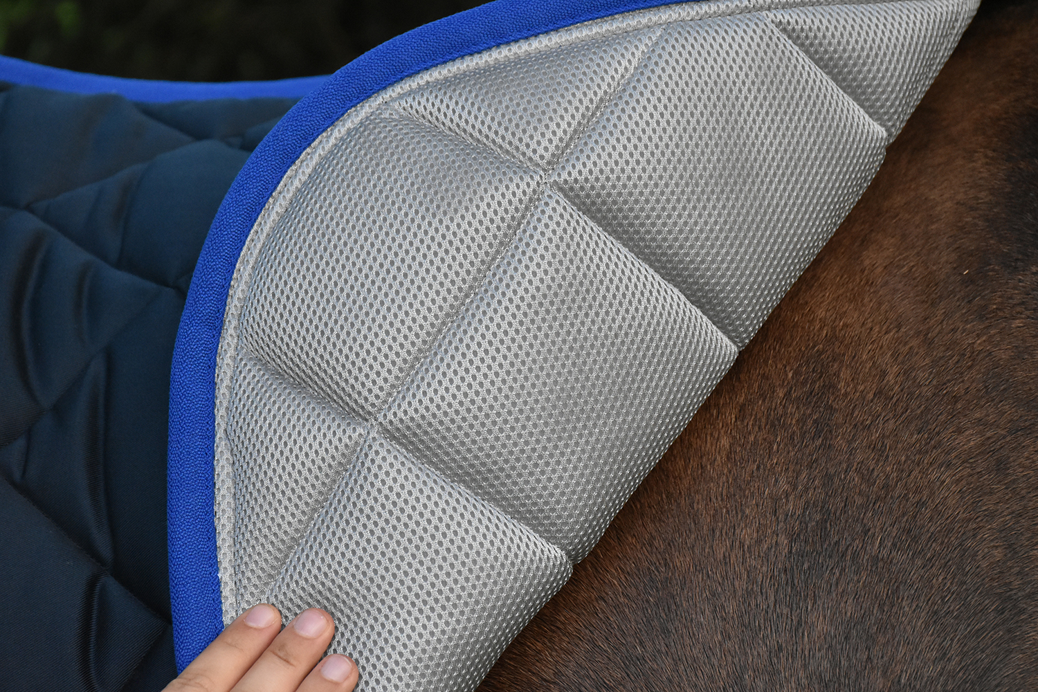 Particolare del tessuto Airnet del sottosella AIRPAD con trapuntatura a rombi 10x10 e base in Airnet traspirante.