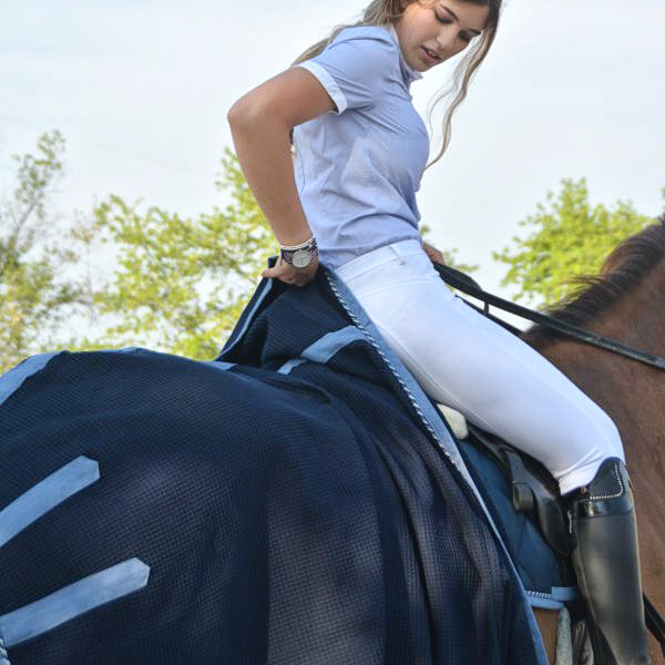 Coperta post-allenamento in nido d’ape stabilizzato, assorbe il sudore lasciando il cavallo asciutto e protetto