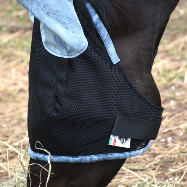 Auf dem Bild sieht man ein Pferd, das eine LoveHorses Insektenmaske mit 'Vega'-Netz und Ohren aus Baumwoll-Denim trägt