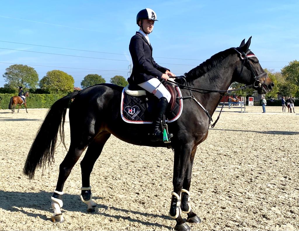 Sottosella LoveHorses trapuntato a rombi applicato su cavallo durante un concorso di Matteo Rogiani
