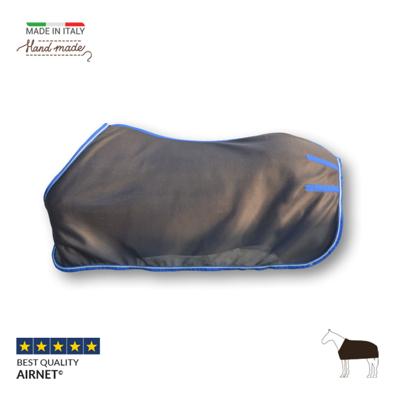 Coperta da passeggio in Airnet LoveHorses, favorisce la circolazione dell'aria e protegge il cavallo sudato dal freddo