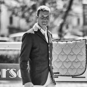 Alberto, istruttore di equitazione Verona, ha dedicato anni della sua vita alla formazione dei suoi allievi presso il 'Centro Ippico Moira' all'Alpo di Villafranca, accompagnandoli verso il successo con passione e dedizione. Grazie alla partnership con LoveHorses, Alberto ha a disposizione tutti gli strumenti necessari per garantire la sicurezza e il comfort dei suoi allievi e dei loro cavalli. Con LoveHorses, Alberto è pronto a conquistare nuovi traguardi nell'equitazione e a continuare a formare una nuova generazione di cavalieri talentuosi e appassionati.