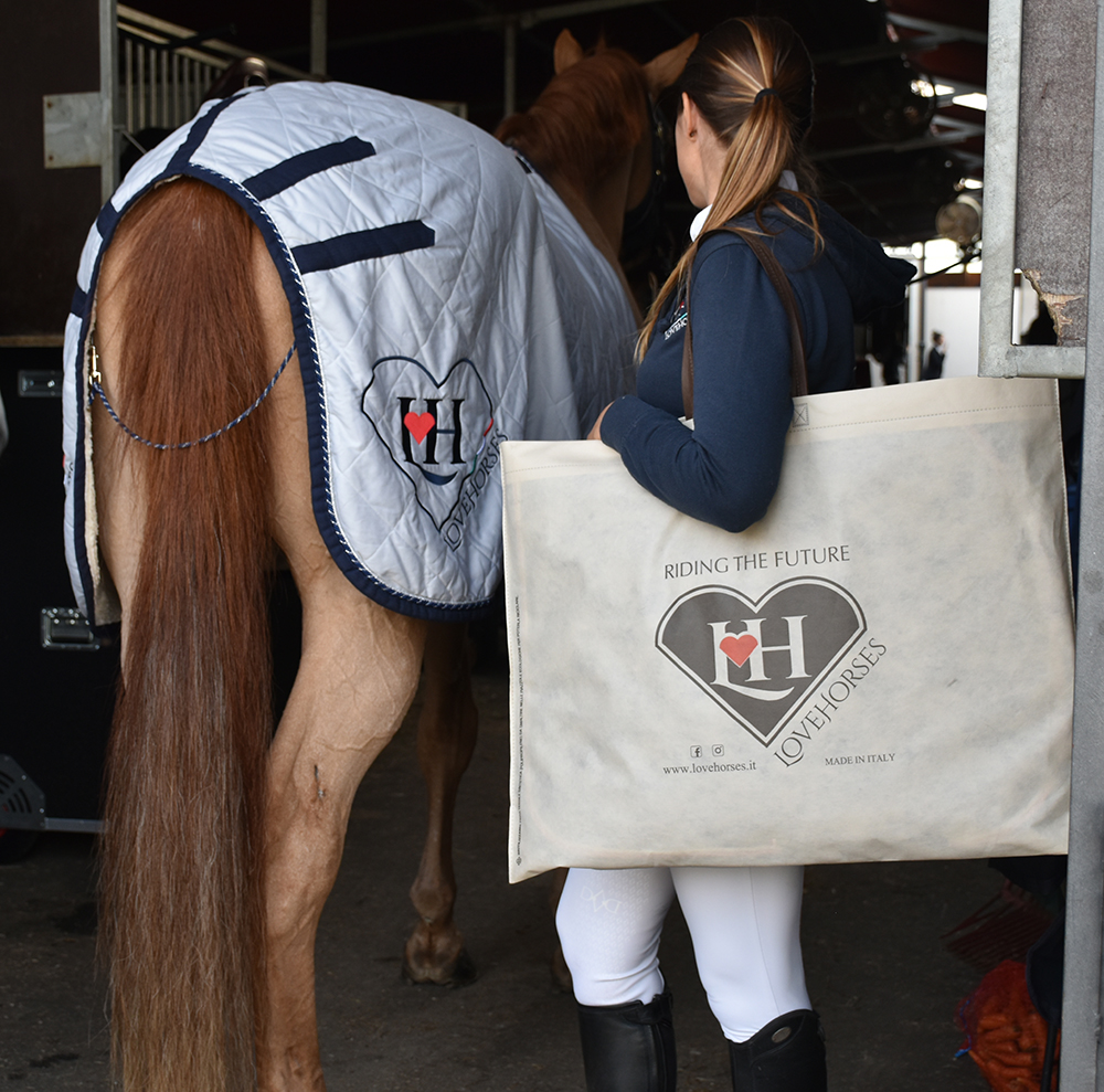 Pratica borsa porta sottosella in TNT color beige