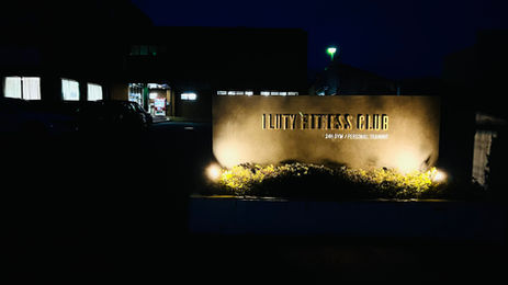 ILUTY FITNESS CLUBの外看板