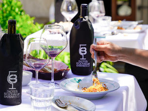 Pranzo all'aperto con pasta e bicchieri di vino