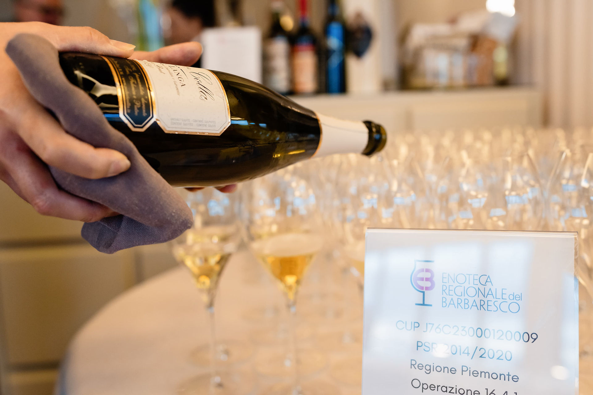 Il sommelier versa il vino spumante nel calice