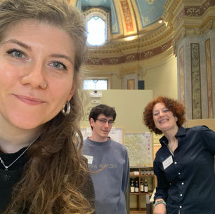 selfie in chiesa di due donne e un uomo