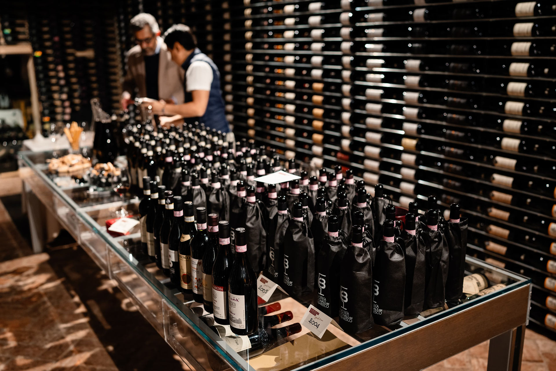 I sommelier preparano le bottiglie di Barbaresco DOCG per la degustazione